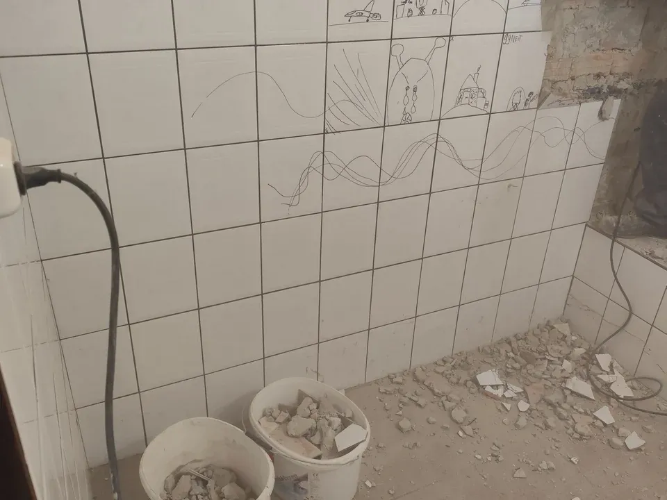 Fürdőszoba a felújítás előtt, a mosdó, a tükör és a mosógép helyével