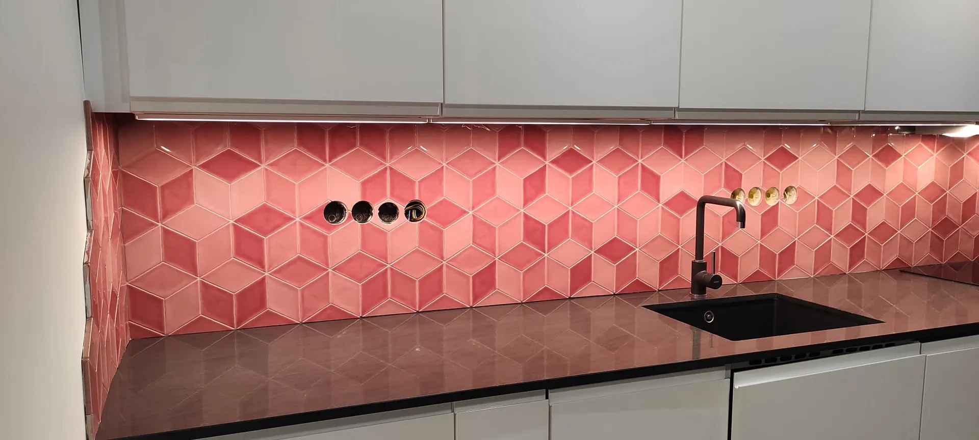 Piros hexagon csempés konyhai hátfal mosogatóval és fekete csapteleppel