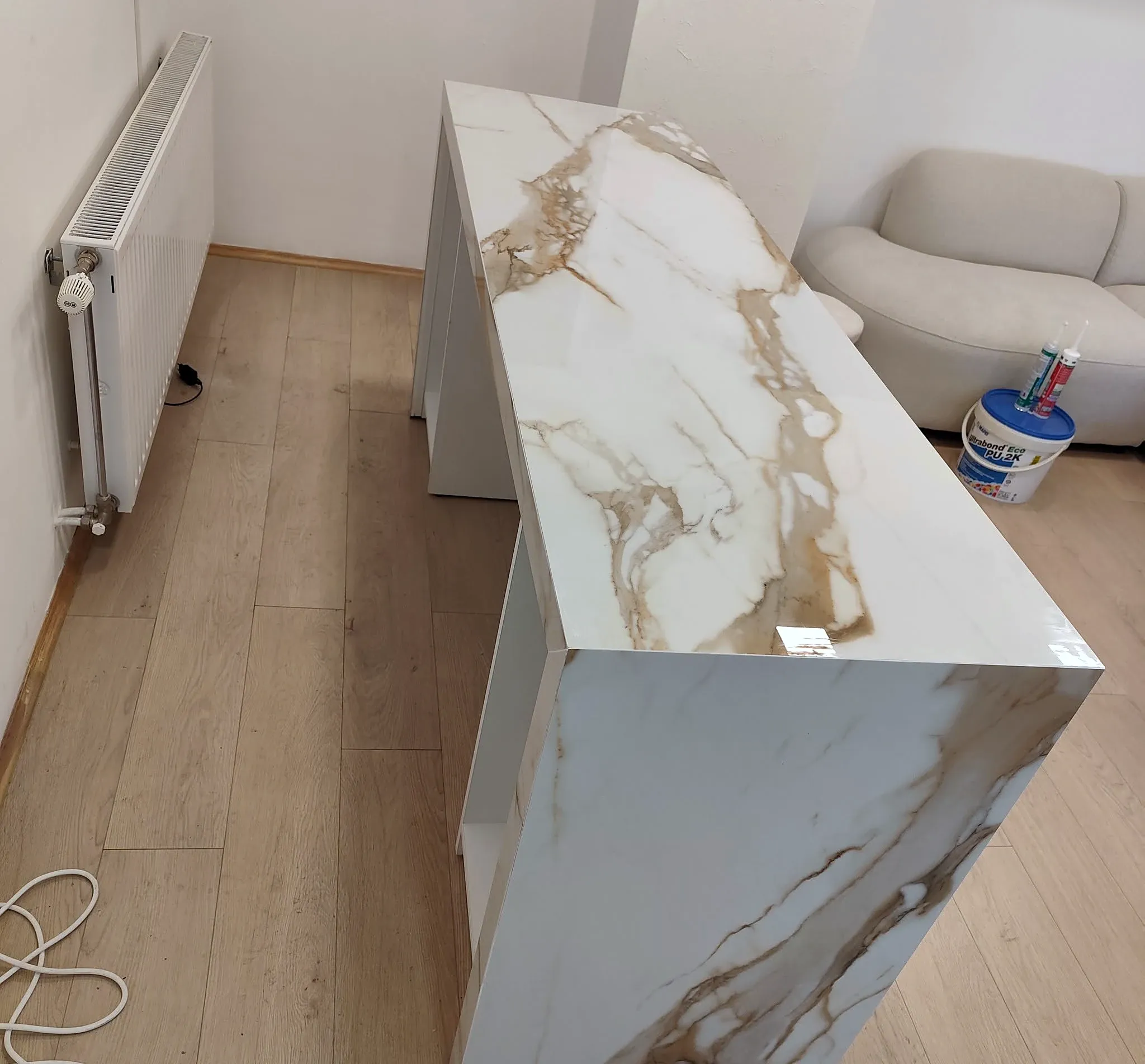A recepciós pult átlós nézetből, a pultlap és az oldalburkolat együtt látszik