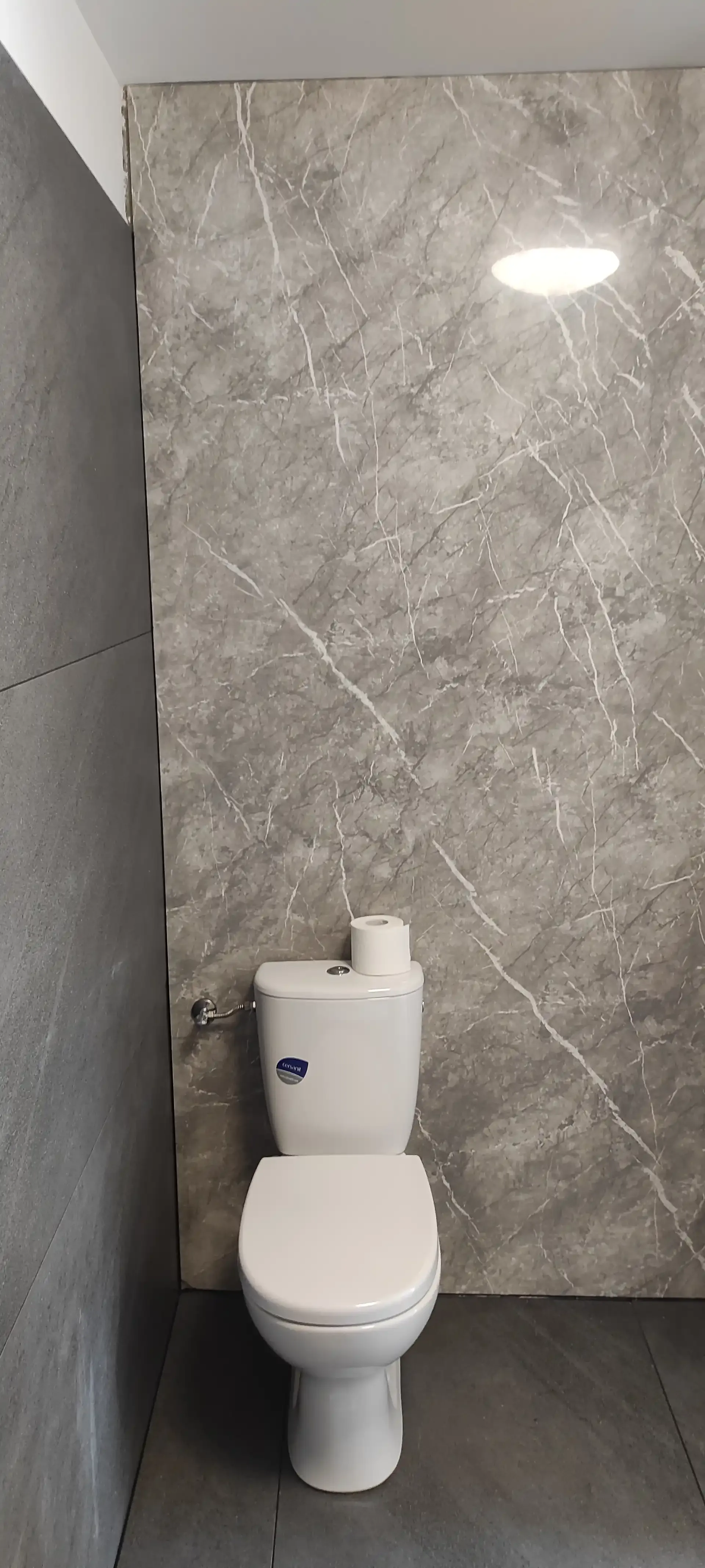 WC szürke márványhatású nagylapos falburkolattal