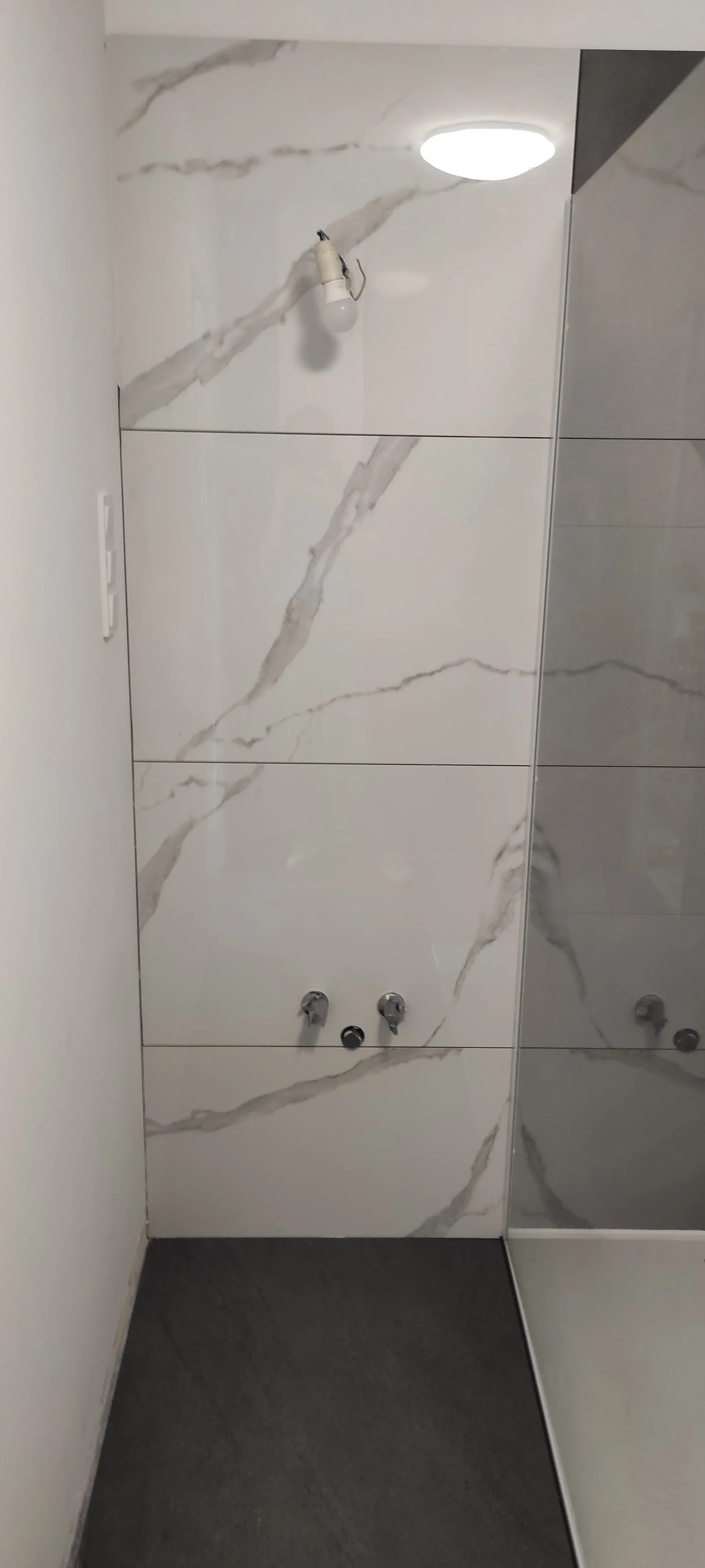 Walk-in zuhanyzó fehér Calacatta márványhatású nagylapos falburkolattal